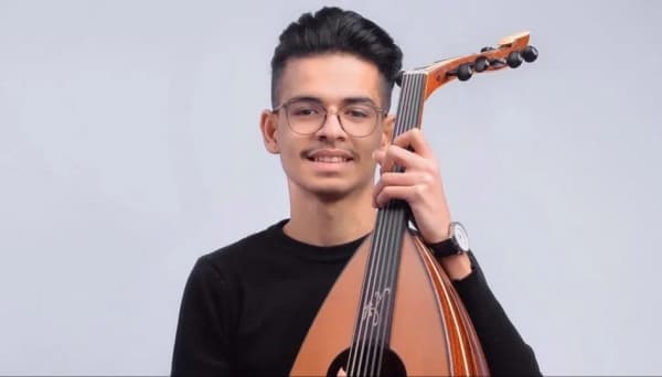 شاب يسعى لإطلاق مبادرات موسيقية لنشر رسالة تسامح وتعايش بين أطراف النزاع