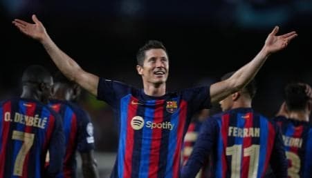 الساحر ليفاندوفسكي يعيد برشلونة للتنافس الأوروبي بـ"روح الأبطال"