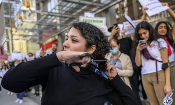 رئيسي يندد "بمؤامرات العدو" ومظاهرات في الداخل والخارج