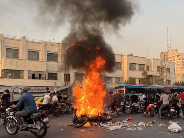 نشطاء إيرانيون يدعون لمزيد من التظاهرات تحت شعار "بداية النهاية"