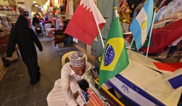 قمصان رياضية وهجن وتذكارات.. سكان قطر يترقبون ازدهار أعمالهم خلال المونديال