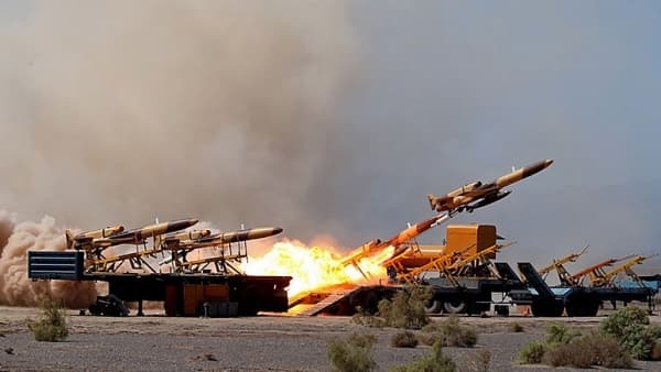 إيران تجري مناورات بحرية وجوية وبرية مشتركة في الخليج