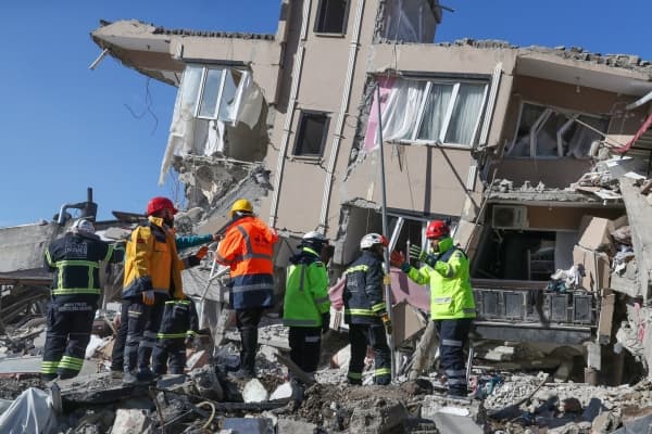 ارتفاع عدد قتلى وجرحى الزلزال المدمر في تركيا وسوريا إلى أكثر من 101 ألف شخص