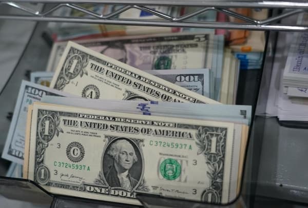 صعود الدولار وتوقعات استمرار رفع الفائدة الأميركية تحرك سوق العملات