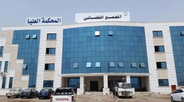 محكمة في عدن تصدر احكاما باعدام 3 اشخاص وسجن 5 اخرين بقضايا تتعلق بالارهاب