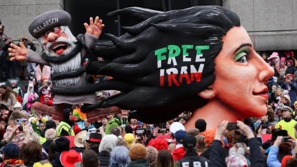 الولايات المتحدة تكرّم الإيرانيات لشجاعتهن في قيادة الاحتجاجات