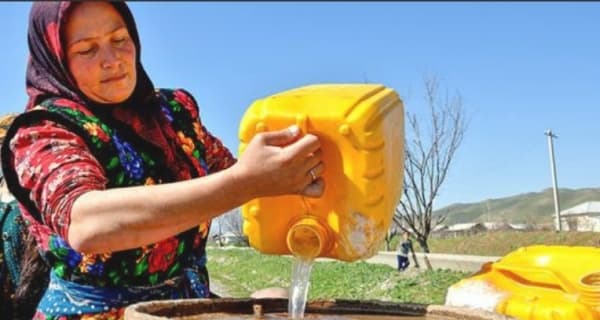 أكثر من نصف اليمنيين يفتقرون للمياه الصالحة للشرب وخدمات الصرف الصحي