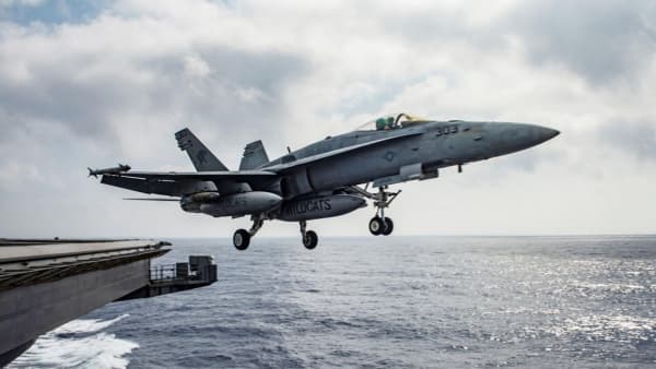 إيران أبعدت طائرة أمريكية قرب خليج عمان