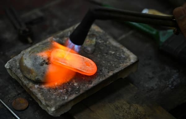 الذهب يتجه صوب تسجيل مكاسب أسبوعية بدعم من آمال وقف رفع الفائدة الأميركية