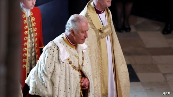 بدء مراسم تتويج تشارلز ملكا لبريطانيا.. والأعين تتجه نحو الأمير هاري