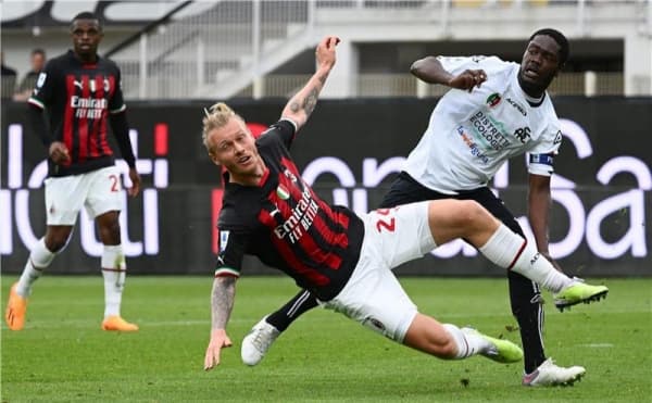 سبيزيا يضاعف جراح ميلان بثنائية.. وينعش آماله في البقاء
