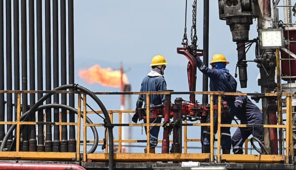 تراجع أسعار النفط عند التسوية لكنها تسجل أول مكاسب أسبوعية منذ شهر