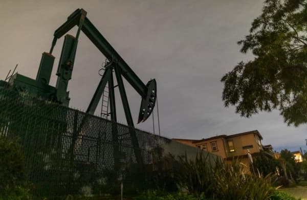 النفط يرتفع وسط مخاوف بشأن المعروض ومجموعة السبع تتعهد بتطبيق الحد الأقصى لسعر الخام الروسي