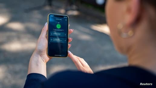 هل من المقبول تتبع الأزواج لبعضهم عبر الهاتف؟