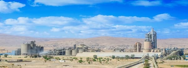 جماعة الحوثيين تعتقل 14 موظفا في مصنع أسمنت عمران