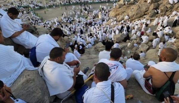 الحجاج يؤدون عند عرفات الركن الأعظم للحج