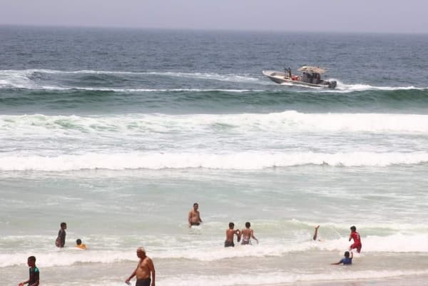 خفر السواحل تعلن انقاذ 5 اشخاص من الغرق في أول يومين من موسم البلدة السياحي بحضرموت