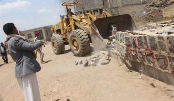 مصدر حقوقي يقول إن الحوثيين هدموا 170 منزلاً وجرّفوا عشرات الأراضي والمساحات الزراعية بهمدان