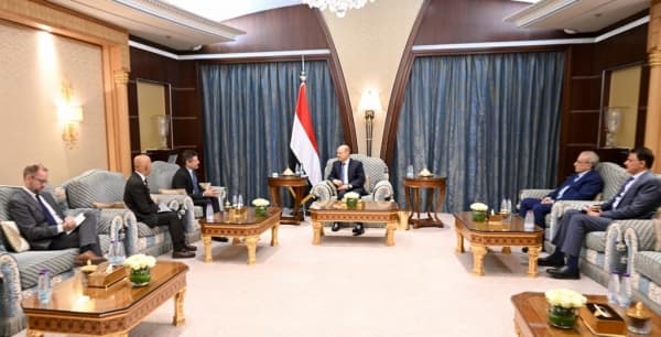 الرئيس العليمي يدعو الى مزيد الضغوط لوقف انتهاكات الحوثيين والرضوخ لخيار السلام