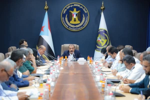 المجلس الانتقالي يوجه انتقادات حادة لاقامة قيادة المجلس الرئاسي خارج البلاد ويطالب بإقالة الحكومة