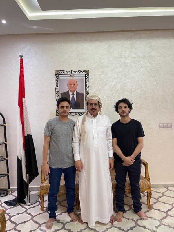 الحكومة اليمنية تتسلم رعاياها الاثنين المحتجزين في مالي