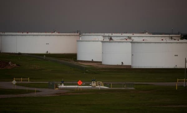 النفط يغلق قرب أعلى مستوياته في أشهر وسط زيادة الطلب الأميركي وشح ‏المعروض