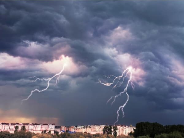 وفاة وإصابة 7 أشخاص بصواعق رعدية