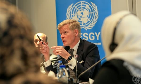 المبعوث الأممي يجري نقاشات مع كبير المفاوضين الحوثيين حول اتفاق لوقف دائم لاطلاق النار