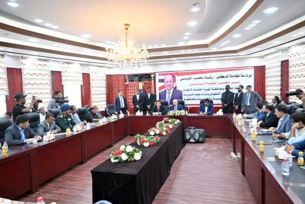 الرئيس العليمي يشدد على المسؤلية المشتركة لأجهزة الدولة والسلطات المحلية في تجاوز الظروف الراهنة