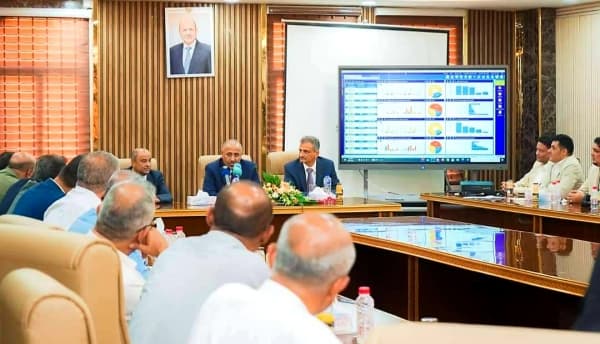 الزبيدي يدشن مركز تنمية الإيرادات بمحافظة عدن