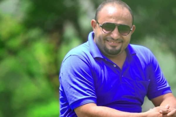 وفاة مصور يمني إثر سقوطه من أعلى شاشة عملاقة مخصصة لعرض خطاب زعيم الحوثيين بصنعاء