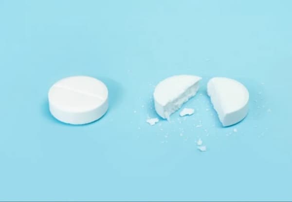 تحذيرات طبية من خطورة تقسيم أو طحن قرص الدواء