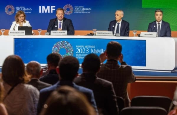 5 مسؤولين يثيرون الانتقادات لمشاركتهم الجماعية في فعالية خارجية واحدة