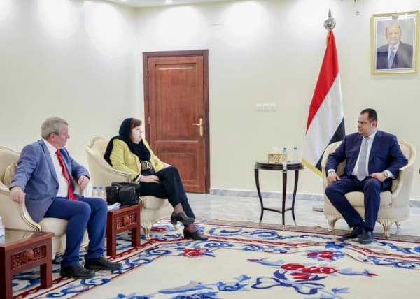 رئيس الحكومة يطالب بضغط دولي على الحوثيين لمنع تجنيد الأطفال والزج بهم في النزاع المسلح