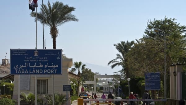 السلطات المصرية تقول أن طائرة مسيرة مجهولة تسقط قرب مستشفى في طابا