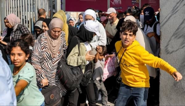 عشرات الأجانب والجرحى الفلسطينيين يعبرون رفح باتجاه مصر