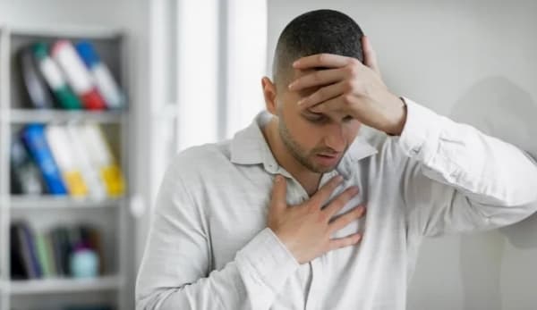 أسباب الصداع المصاحب للسعال وأضراره