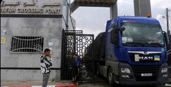 بموجب الهدنة المؤقتة.. قوافل المساعدات تدخل قطاع غزة عبر معبر رفح