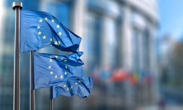 الاتحاد الاوروبي يدعو الحوثيين الى الوقف الفوري لتهديداتهم للملاحة الدولية والأمن البحري