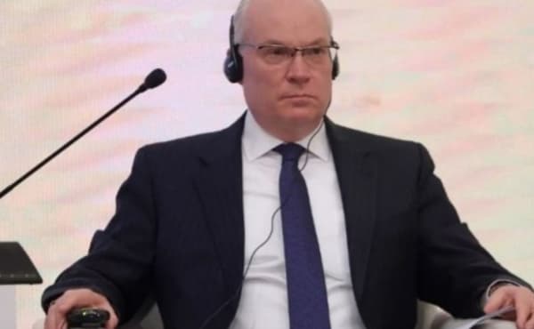 الوسيط الأمريكي يبدأ جولة خليجية جديدة للدفع بجهود إنهاء الصراع وإرساء السلام في اليمن