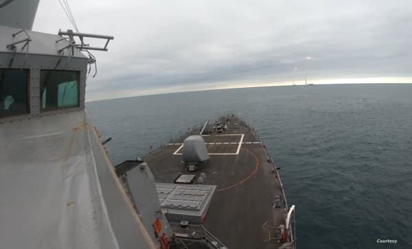 البحرية أسقطت طائرة مسيرة قادمة من منطقة باليمن يسيطر عليها الحوثيون