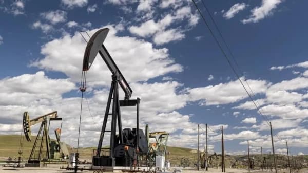 العقود الآجلة للنفط تتراجع إلى أدنى مستوى لها عند التسوية منذ يوليو