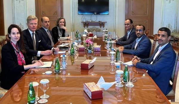 كبير المفاوضين الحوثيين يقول انه اجرى مناقشات مع الوسيط الاممي حول خارطة طريق للسلام في اليمن