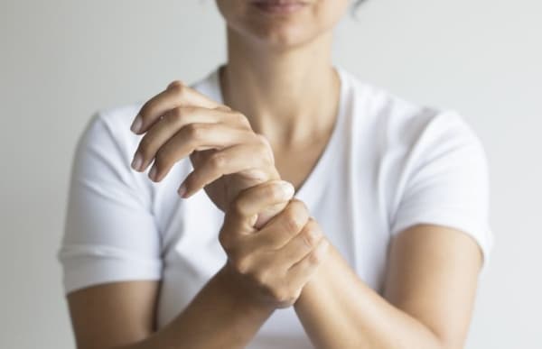 ‫ما أعراض نقص الكالسيوم في الجسم؟