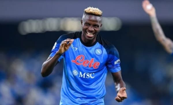 النيجيري أوسيمن يتفوق على صلاح وحكيمي ويتوج بلقب أفضل لاعب أفريقي