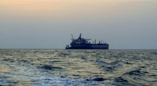 تقريران بريطانيان عن رؤية مسيرات قبل انفجارين قرب سفينة قبالة سواحل اليمن