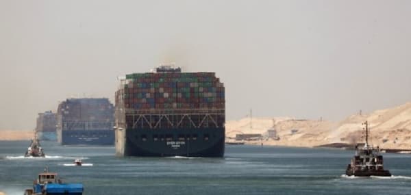 توقف الشحن في قناة السويس سيكلف مصر 5 مليارات دولار سنوياً