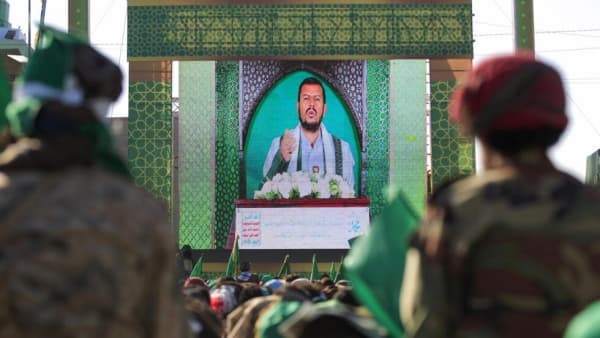 زعيم الحوثيين يؤكد عدم اكتراث جماعته بالتصنيف الامريكي ويتوعد باستمرار الهجمات في البحر الاحمر