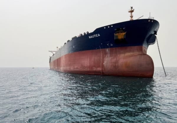 هجمات الحوثيين تزداد ضراوة وواشنطن تدافع بحراً وتستبق جواً