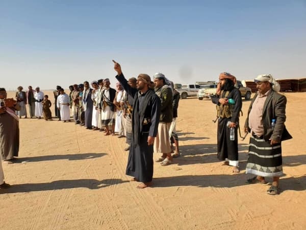 اشتباكات بين محتجين وقوات عسكرية تتسبب بقطع الطريق الدولي في شبوة